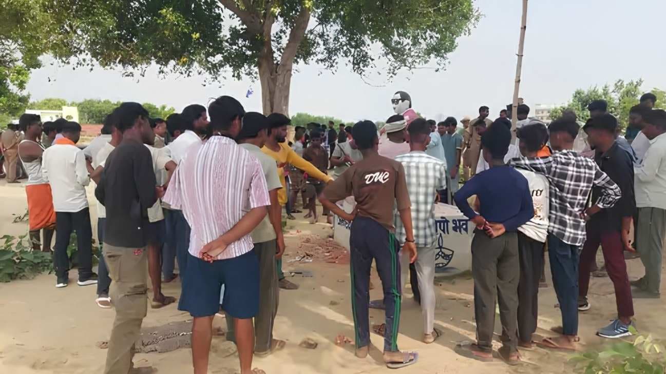 वाराणसी में अंबेडकर की प्रतिमा क्षतिग्रस्‍त, ग्रामीणों ने जताई नाराजगी, पुलिस तैनात...