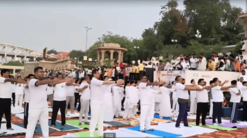 बनारस में 12वें अंतर्राष्ट्रीय योग दिवस का उत्सव, गंगा की गोद से पुलिस लाइन तक योग की लहर...