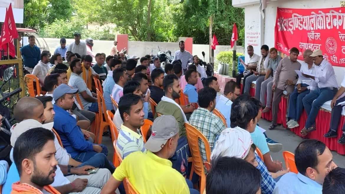 वाराणसी में डीआरएम कार्यालय के पास ट्रेन चालकों ने किया धरना प्रदर्शन, जताया आक्रोश...