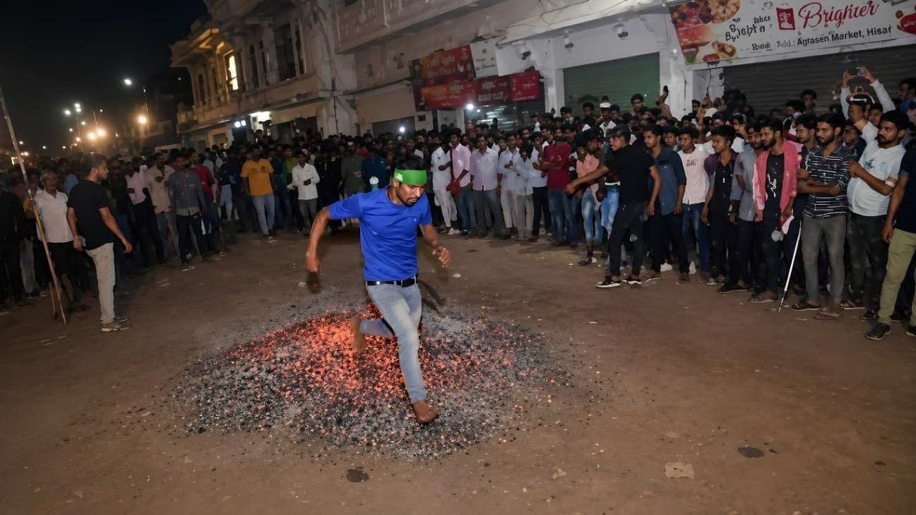नौवीं मोहर्रम पर परंपरा का अद्भुत नज़ारा, अंगारों पर दौड़े दूल्हा को देखने उमड़ा जनसैलाब...