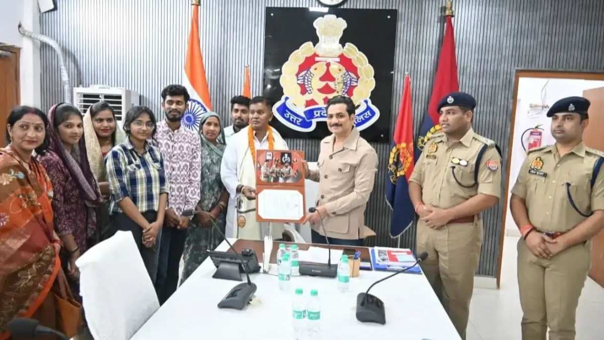 वाराणसी में सेवा निवृत्त हो रहे पुलिस कर्मियों को दी गई भावभीनी विदाई