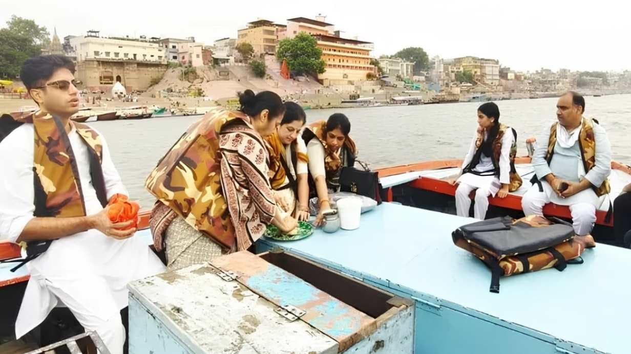 काशी लाया गया कांग्रेस के राष्ट्रीय सचिव सूरज हेगड़े का अस्थि कलश, गंगा में विसर्जित...