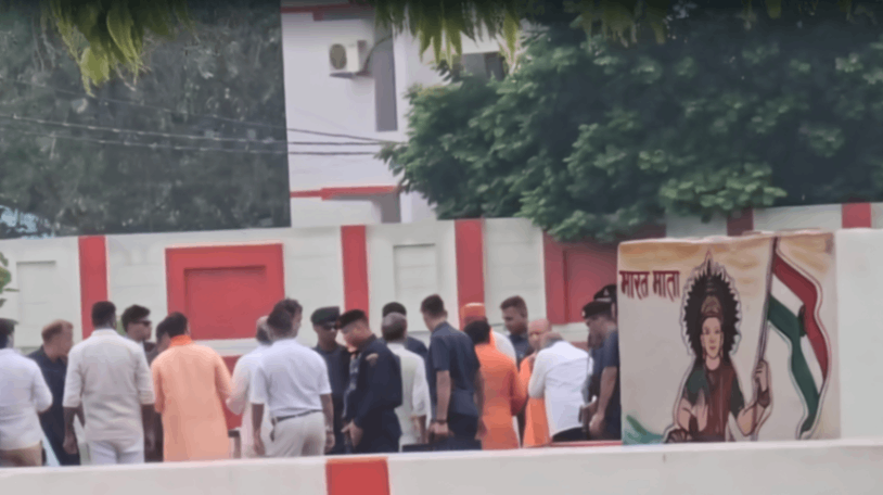 मुख्‍यमंत्री योगी पहुंचे वाराणसी, बाबा विश्वनाथ का करेंगे दर्शन, कल कैशलेस स्वास्थ्य सुविधा की देंगे सौगात...