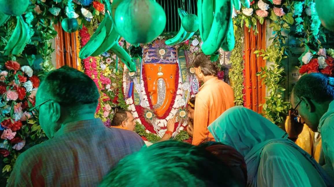 संकेत गणेश चतुर्थी पर वाराणसी के दुर्ग विनायक में उमड़ा भक्तों का सैलाब

