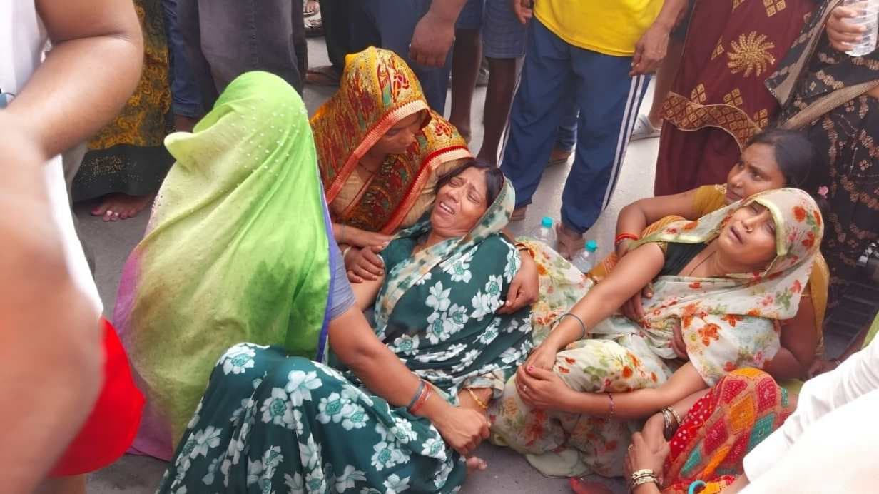 आम लदे ट्रक की चपेट में आने से बुजुर्ग कुम्‍हार की मौत, बेटा गंभीर, लोगों ने किया चक्काजाम...