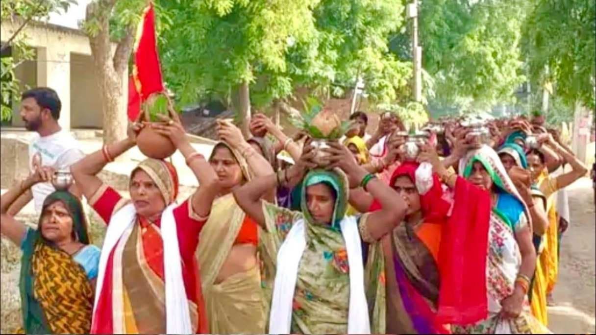भूमि अधिग्रहण के विरोध में लामबंद किसानों ने निकाली कलश यात्रा, किया हवन-यज्ञ