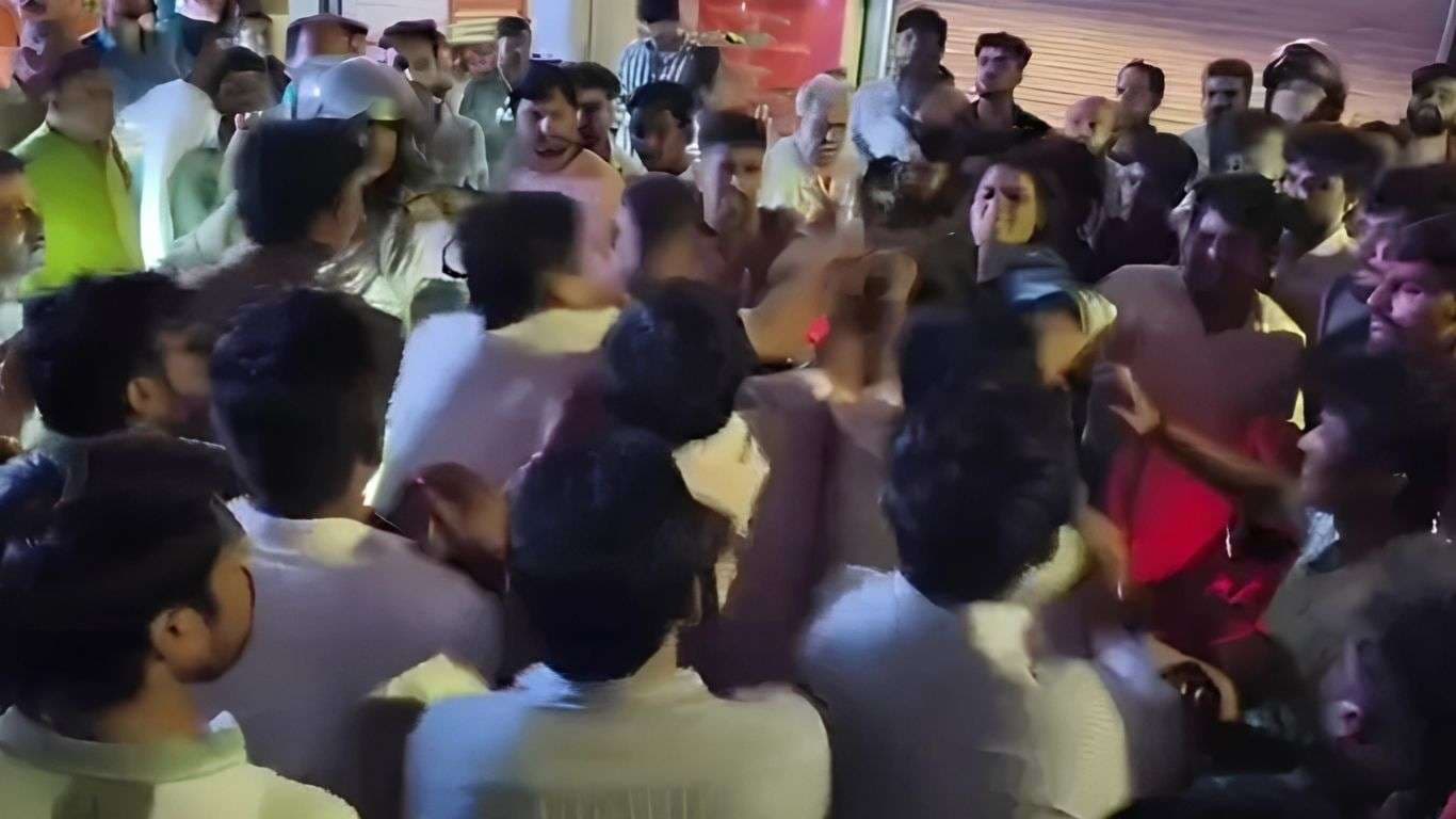 काशी व‍िश्‍वनाथ मंद‍िर के पास युवक संग मारपीट, पत्‍नी लगाती रही गुहार, वीड‍ियो हुआ वायरल