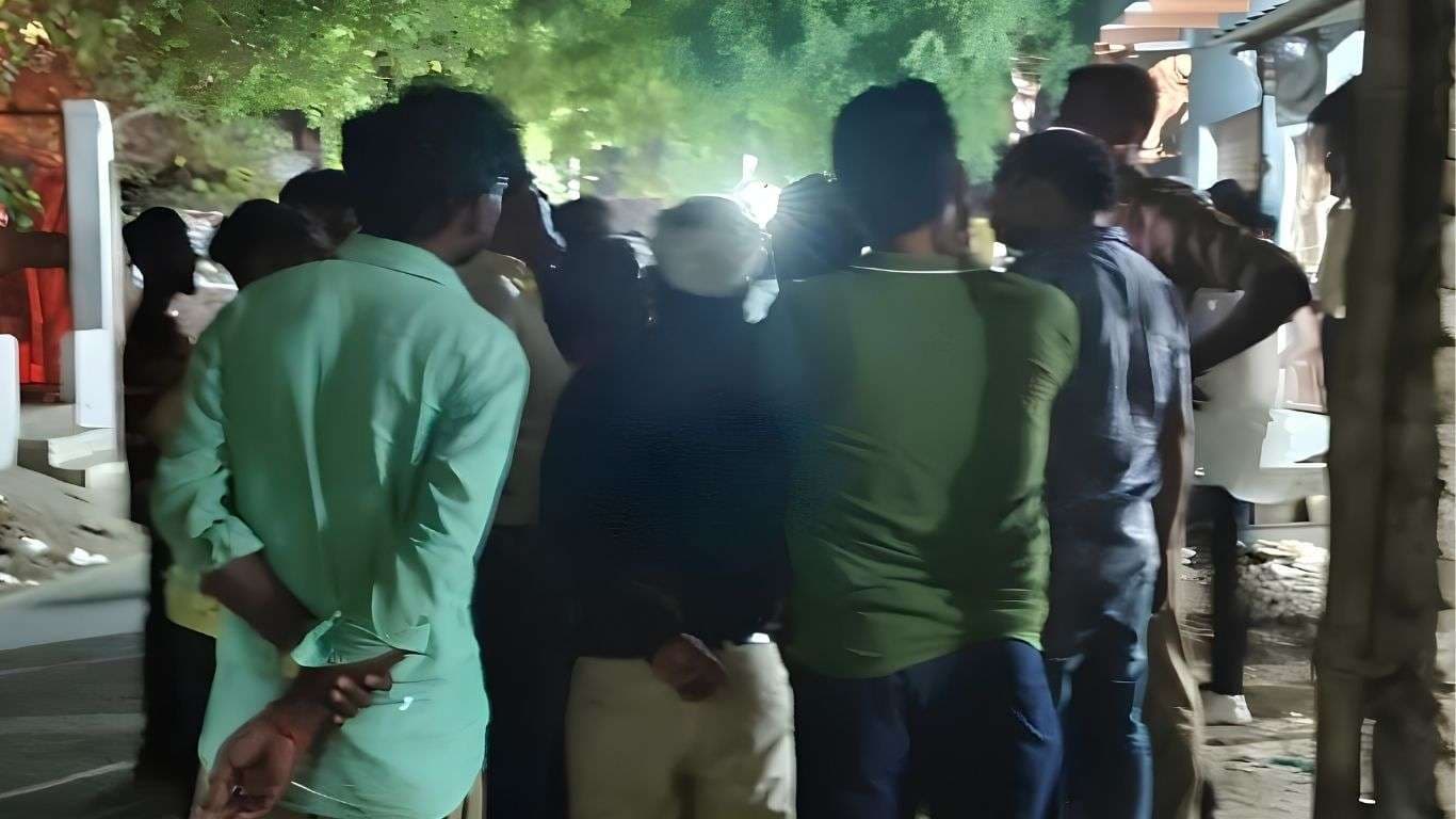 वाराणसी में पुलिस पर पथराव, डीजे पर डांस को लेकर विवाद में चाकूबाजी...