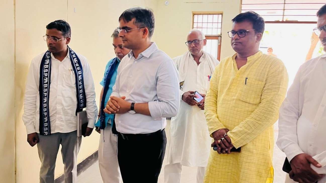 वाराणसी में डीएम ने किया ईवीएम और वीवीपैट मशीनों का त्रैमासिक निरीक्षण, दिए निर्देश...