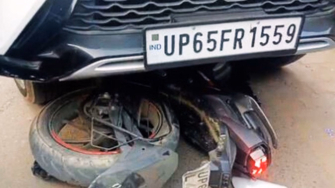 वाराणसी में फिर दिखा मनबढ़ो का आतंक, फॉर्च्यूनर से बाइक को 700 मीटर तक घसीटा
