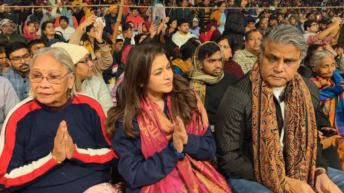 बॉलीवुड अभिनेत्री भाग्यश्री काशी पहुंचीं, बाबा विश्वनाथ के किए दर्शन, गंगा आरती में हुईं शामिल