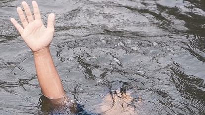 प्रेम प्रपंच में गंगा में कूदा युवक घाट की सीढ़ी पर गिरा, पुलिस ने व्हीलचेयर पर भेजा जेल
