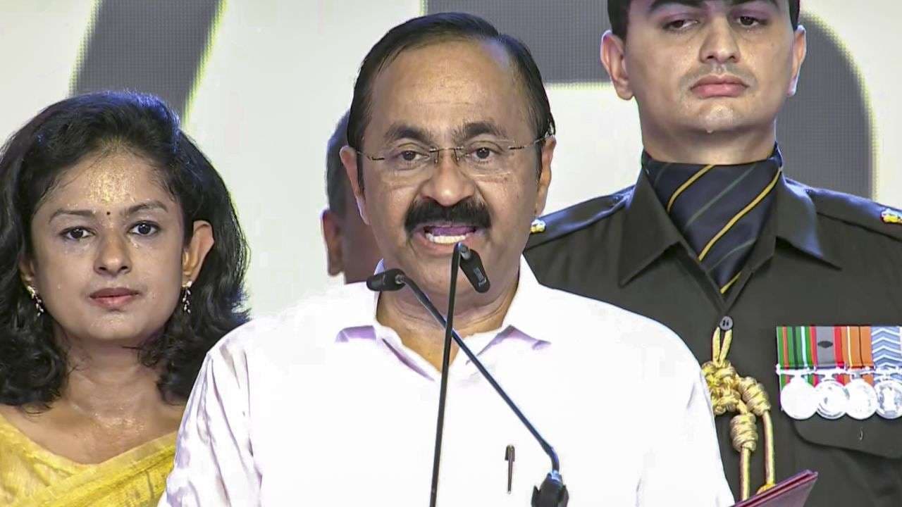 वीडी सतीशन ने ली केरलम के CM पद की शपथ, कैबिनेट में शामिल 20 विधायक