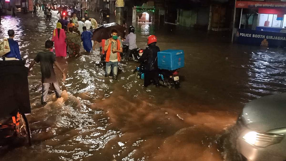 वाराणसी में लगातार बारिश से जलभराव, संक्रमण की आशंका
Waterlogging in Varanasi due to continuous rain, fear of infection