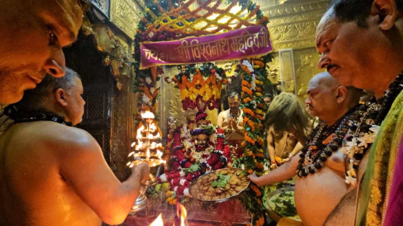वाराणसी में श्रावण पूर्णिमा पर बाबा विश्वनाथ का भव्य झूला श्रृंगार, भक्तिमय वातावरण में गूंजे हर-हर महादेव के नार