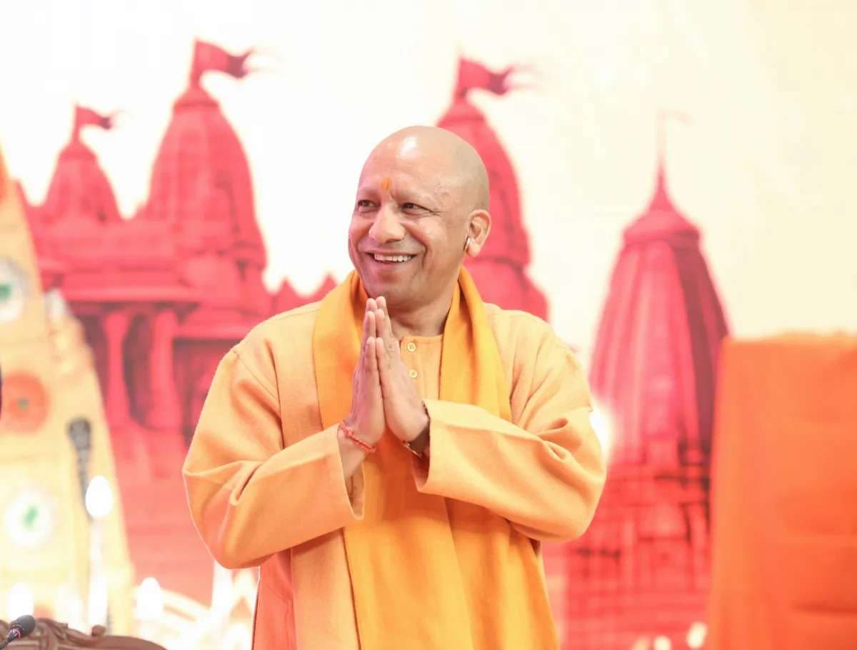 सीएम योगी पहुंचे बनारस, सर्किट हाउस में शुरू हुई समीक्षा बैठक 