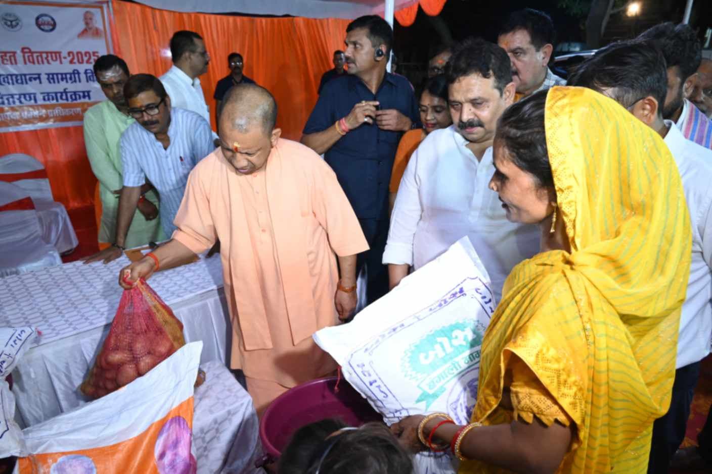 सीएम ने बाढ़ राहत शिविर का किया निरीक्षण, बच्चों को दी चॉकलेट 

