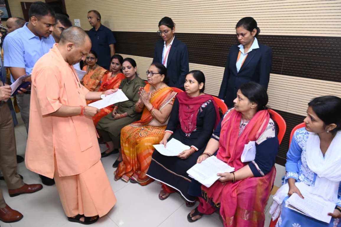 वाराणसी में सीएम के जनता दर्शन का पहली बार हुआ आयोजन, सुनी गई लोगों की समस्याएं