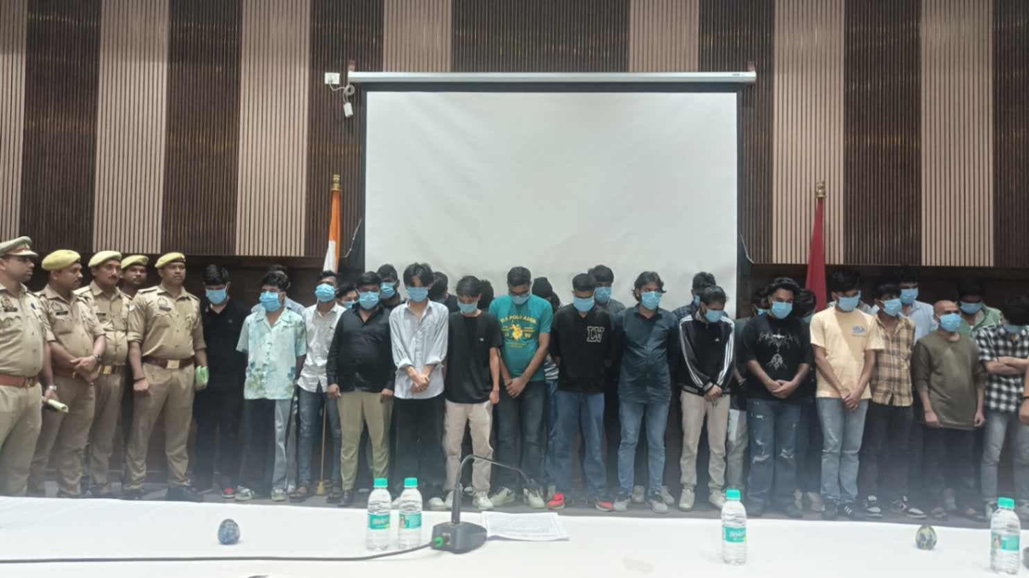 वाराणसी में चल रहा था जालसाजी का कॉल सेंटर, लोगों संग होता था साइबर फ्रॉड
