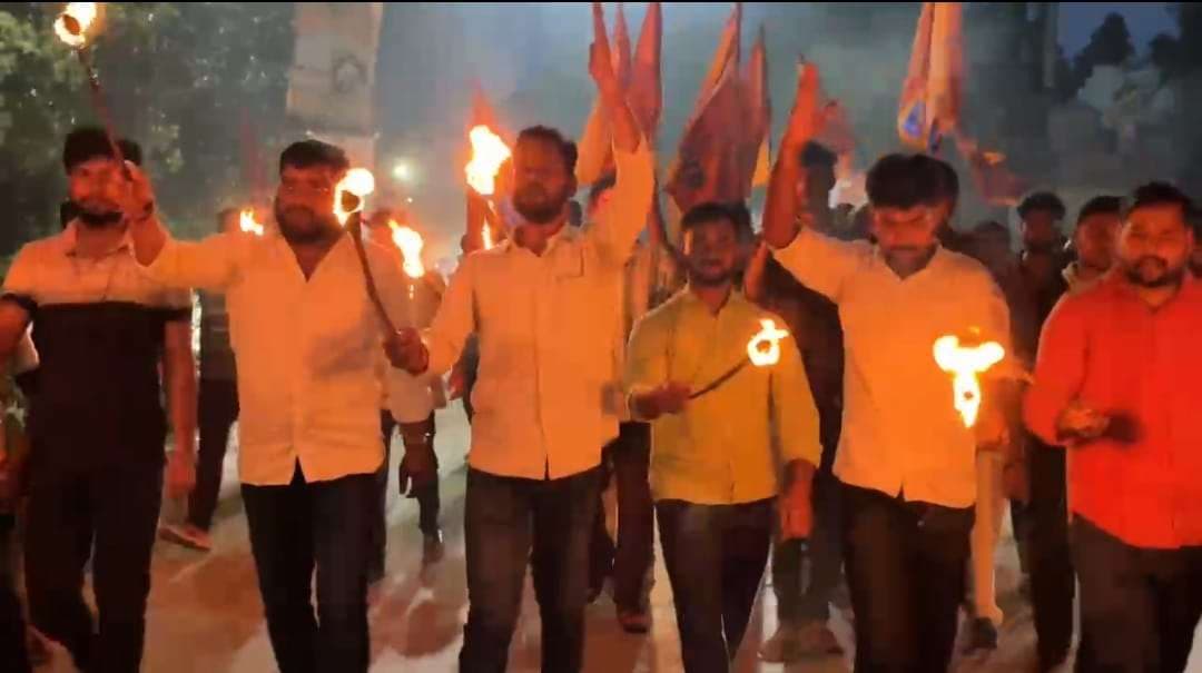 BHU में ABVP ने निकाला मशाल जुलूस, कहा पुलिसिया बर्बरता असहनीय