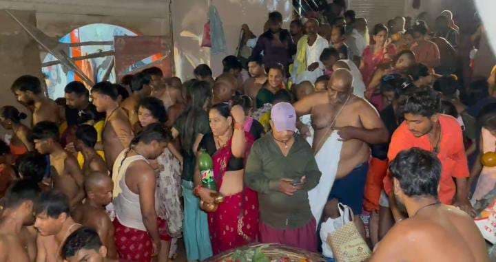 साल का दूसरा और अंतिम चंद्र ग्रहण:  श्रद्धालुओं ने गंगा में लगाई डुबकी
