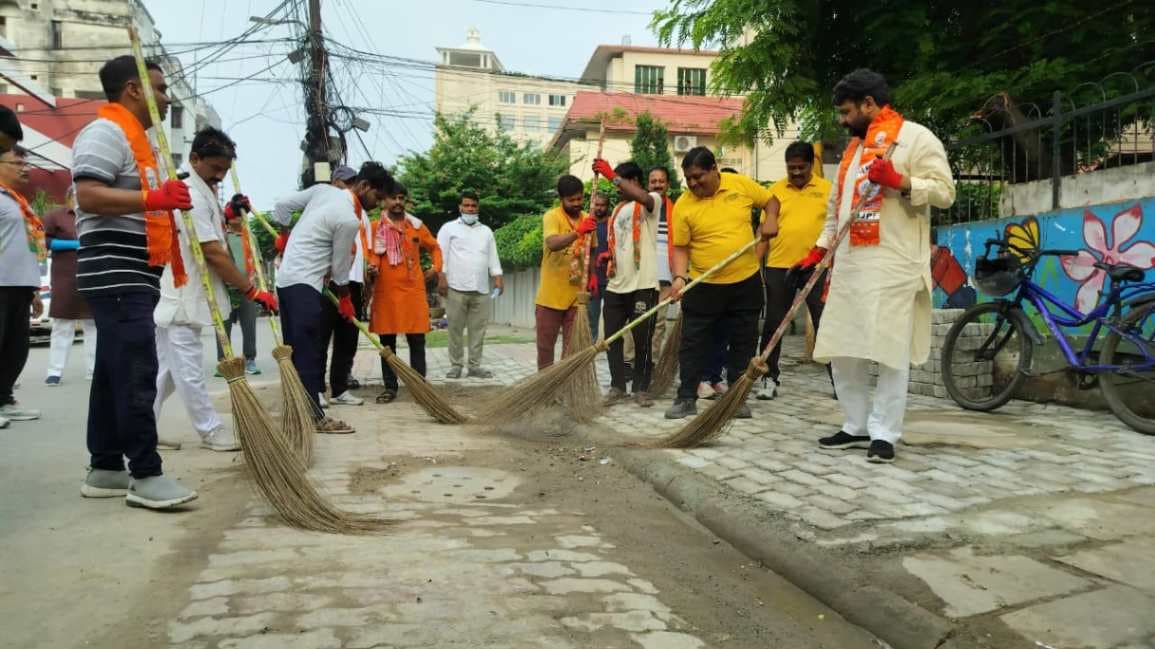 आयुष मंत्री ने सिगरा में चलाया स्वच्छता अभियान, बोले- यह हर नागरिक का कर्तव्य
