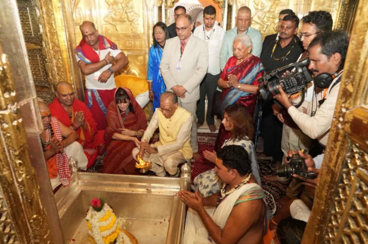 मॉरीशस के पीएम ने पत्नी संग बाबा धाम में किया दर्शन-पूजन, गए अयोध्या 