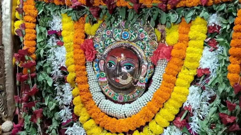 काशी में शक्ति की आराधना, पहले दिन शैलपुत्री में उमड़ी श्रद्धालुओं की भीड़ 
