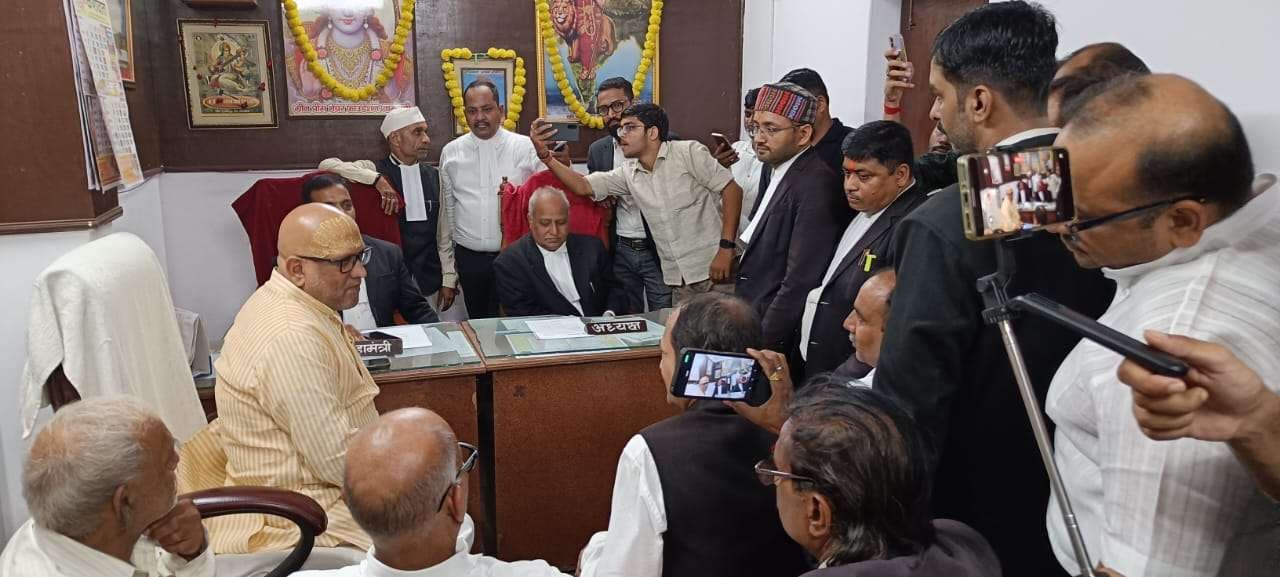 अधिवक्ताओं से मिले अजय राय, दिया न्याय की लडाई में साथ का भरोसा