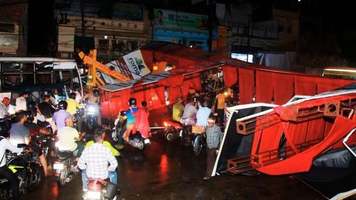 आंधी-बारिश का कहर, दुर्गा पंडाल का गेट और बिजली का पोल गिरा 