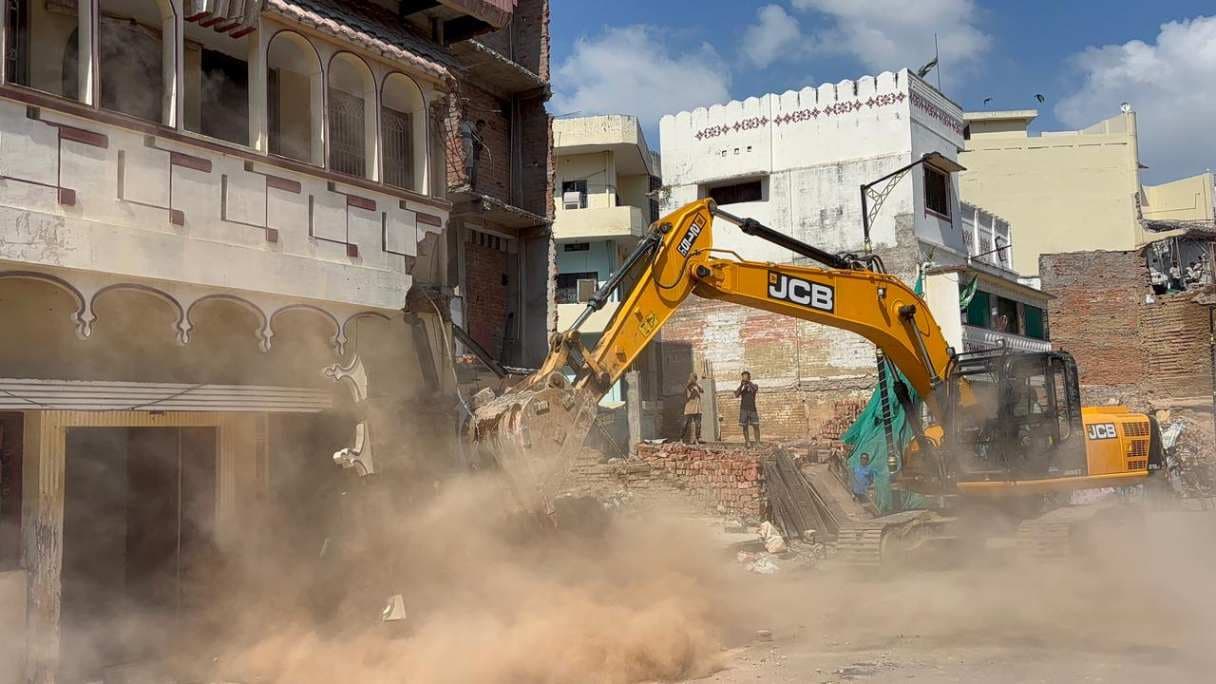 बनारस में गरजा बुलडोजर, हाकी खिलाड़ी पद्मश्री मो. शाहिद समेत कई दर्जनों मकान व दुकान जमींदोज 