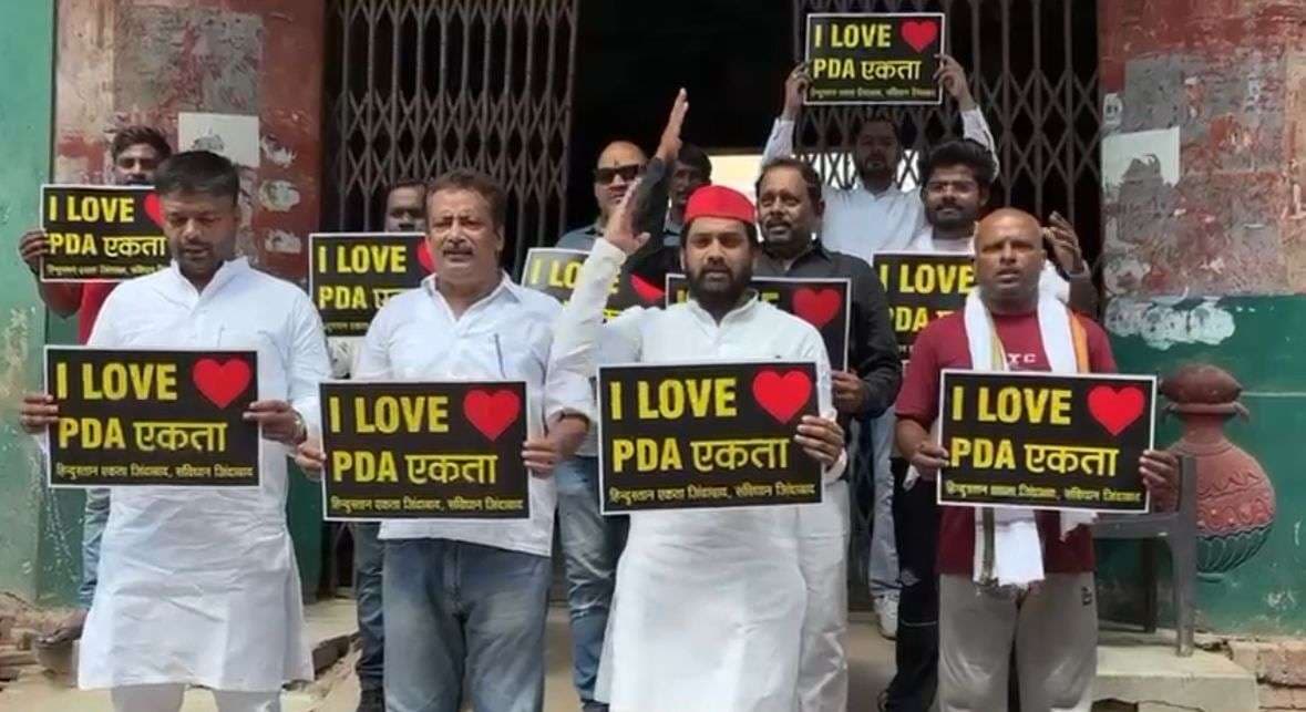 यूपी में धार्मिक के बाद अब 'राजनीतिक पोस्टर वार'