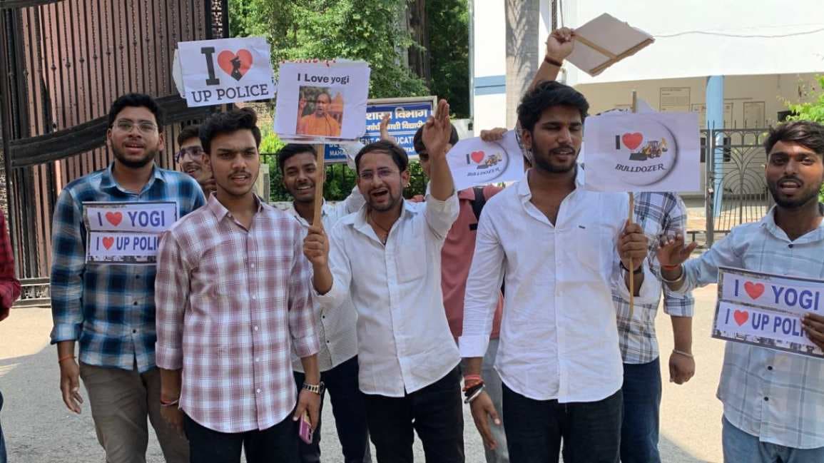काशी विद्यापीठ में “I love मोहम्मद” के विरोध में “I love योगी”