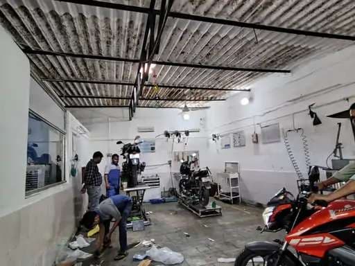 हरहुआ ओवरब्रिज से फेंकी शराब की बोतलें, गैराज का सीमेंट शेड क्षतिग्रस्त