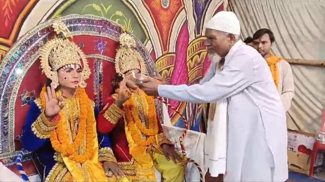 काशी की अनोखी रामलीला, जहां मुस्लिम व्यक्ति ने उतारी श्रीराम की आरती