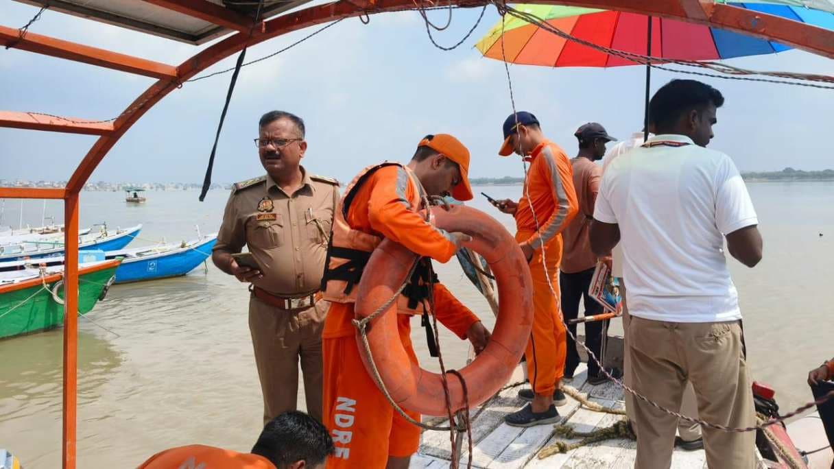 गंगा में नहाते समय डूबी महिला, नाबालिग प्रेमी को नाविकों ने बचाया
