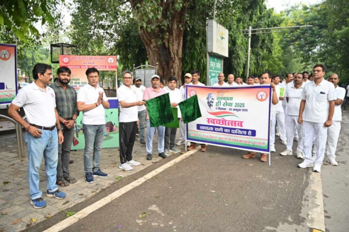 स्वच्छता संदेश के पोस्टर संग बरेका में निकाली गई जागरूकता रैली 