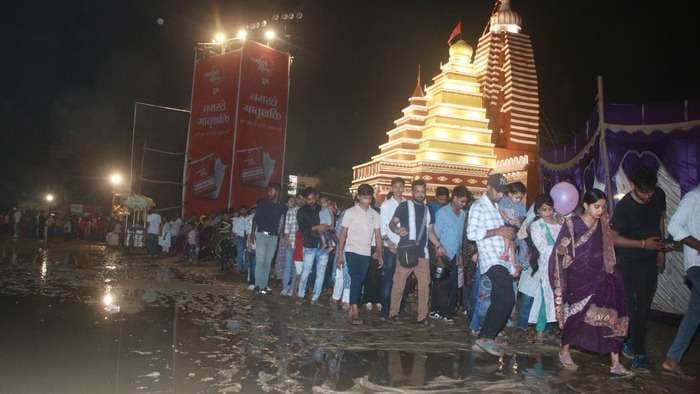 भारी बारिश से पूजा पंडाल पानी-पानी, रावण के पुतलों का बचाने की जद्दोजहद  