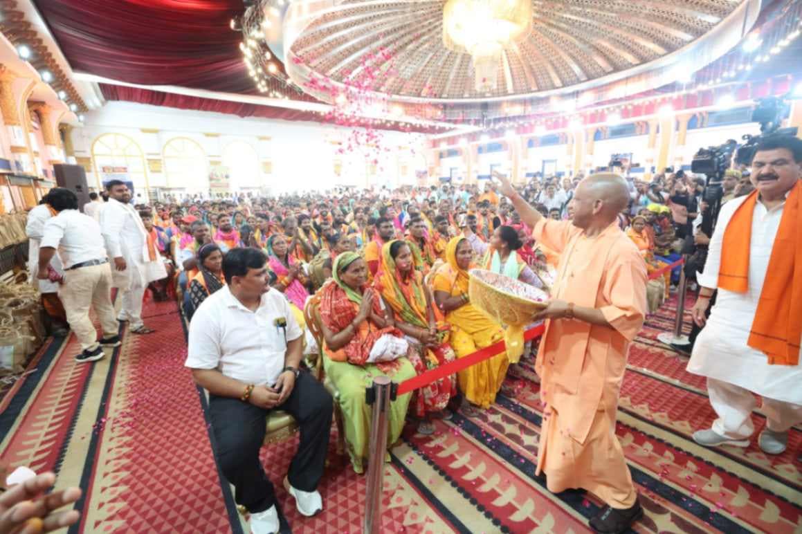  वाल्मीकि जयंती की पूर्व संध्या पर  सीएम ने "स्वच्छता मित्रों" पर की पुष्प वर्षा...