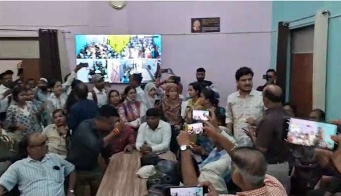 एमजीकेवीपी में प्रेस कांफ्रेंस कक्ष का दरवाजा तोडकर घुसे छात्र, हंगामा