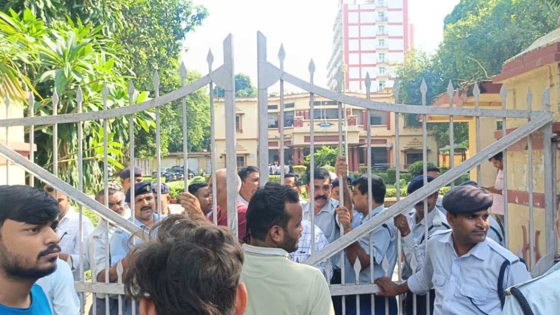 BHU में 57 माह बाद शुरू हुई EC बैठक, ज्ञापन लेकर पहुंचे छात्रों ने घेरा होल्कर भवन  