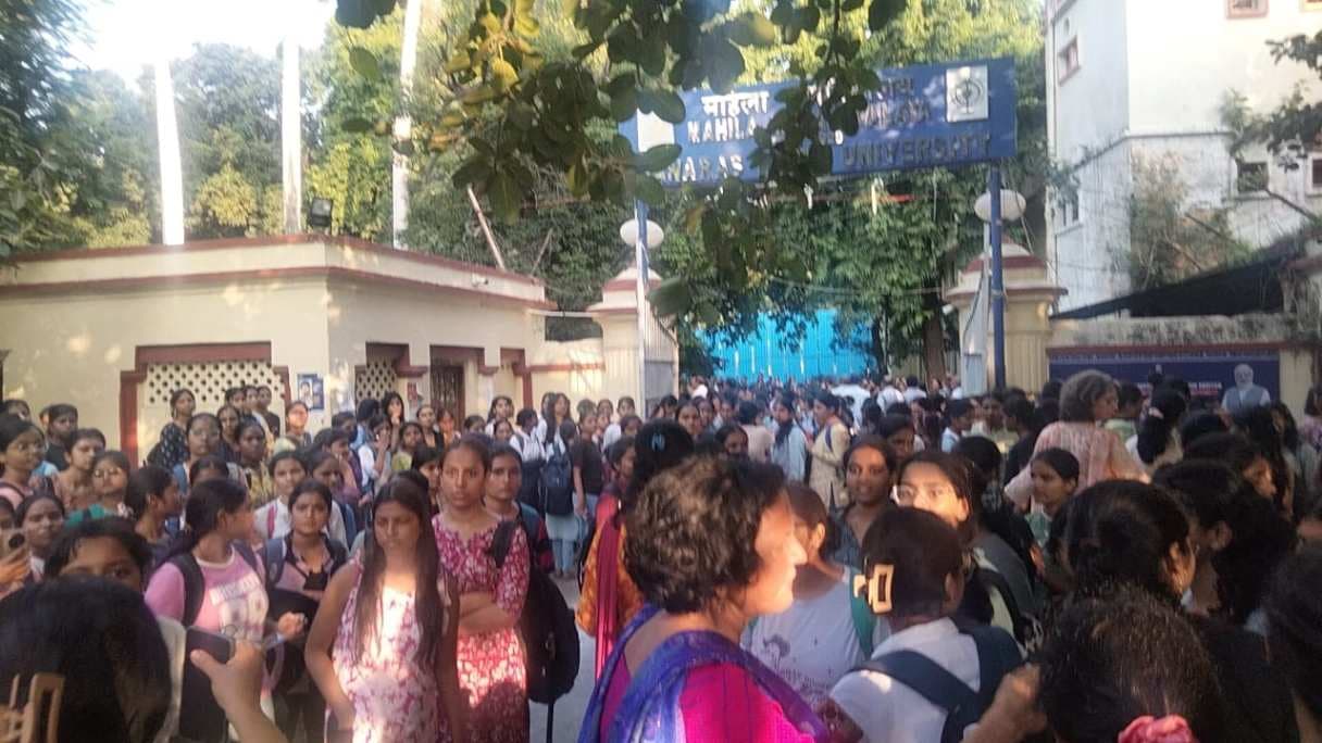 बीएचयू की छात्रा की अचानक मौत, लापरवाही का आरोप, सैकडों छात्राएं सड़क पर उतरीं 