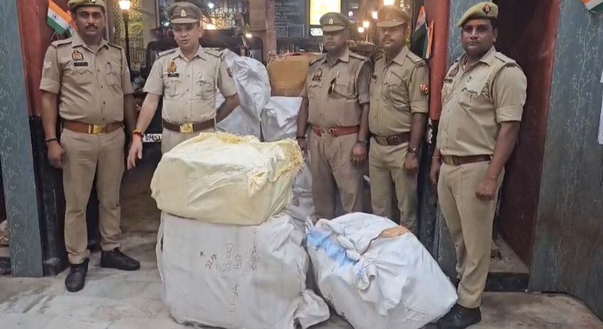 दीपावली के पहले पुलिस का धमाका, दालमंडी में 306 किलो पटाखा बरामद