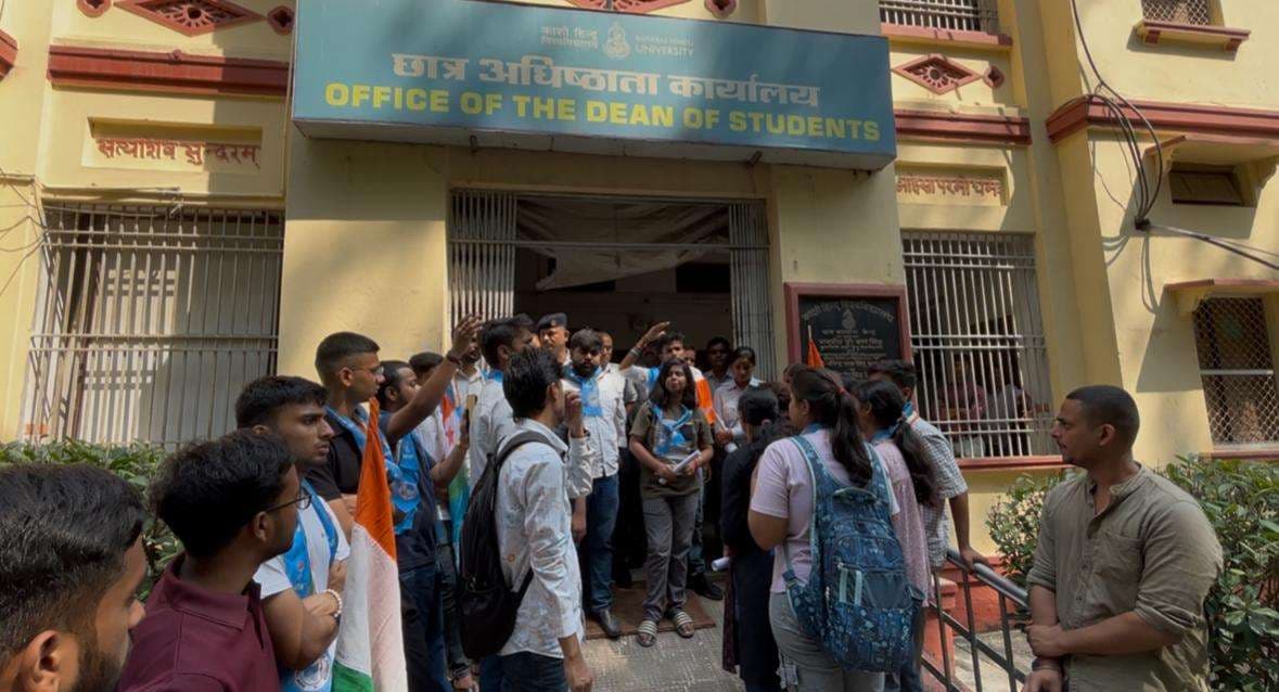 छात्रा की मौत को लेकर बीएचयू में एनएसयूआई का
विरोध प्रदर्शन, जवाबदेही की मांग