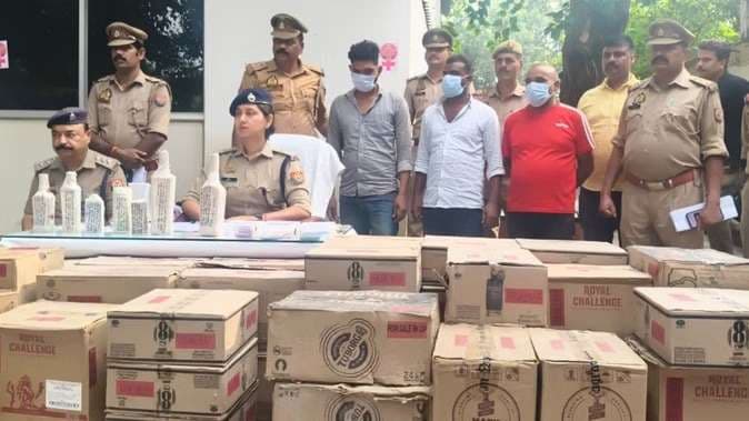 गिट्टी में छिपाकर शराब की तस्कारी का भंडाफोड, तीन गिरफ्तार