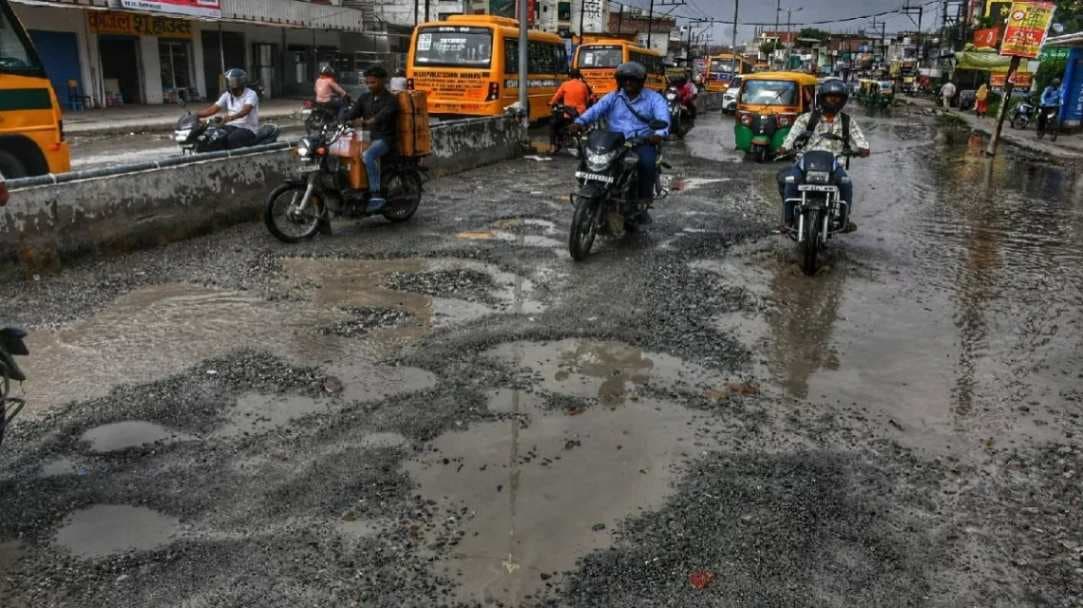 खस्ताहाल 'लाइफलाइन': चितईपुर चौराहे से अखरी बाईपास तक सड़क बनी मुसीबत, राहगीर चोटिल, व्यापार प्रभावित