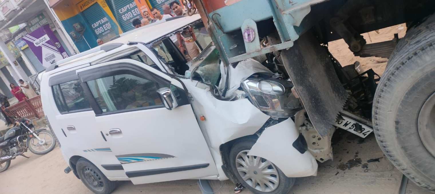 तेज रफ्तार कार खड़े ट्रक में घुसी, बुजुर्ग की मौत, पांच घायल
