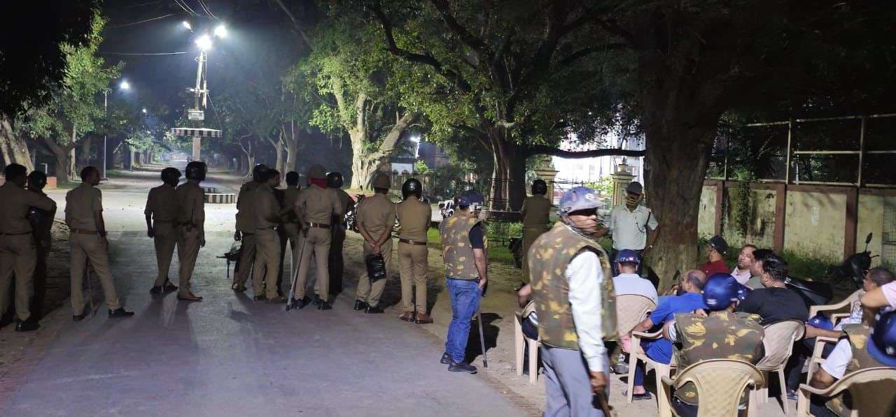 BHU में आधी रात जमकर चले ईंट-पत्थर, छात्रों ने सुरक्षाकर्मियों पर मारपीट का लगाया आरोप 
