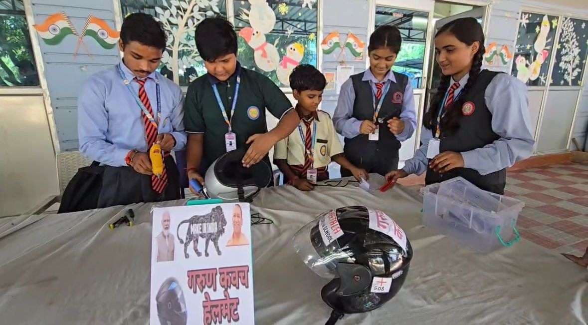 वाराणसी के छात्रों ने बनाया जीवनरक्षक हेलमेट ‘गरुड़ कवच’ 