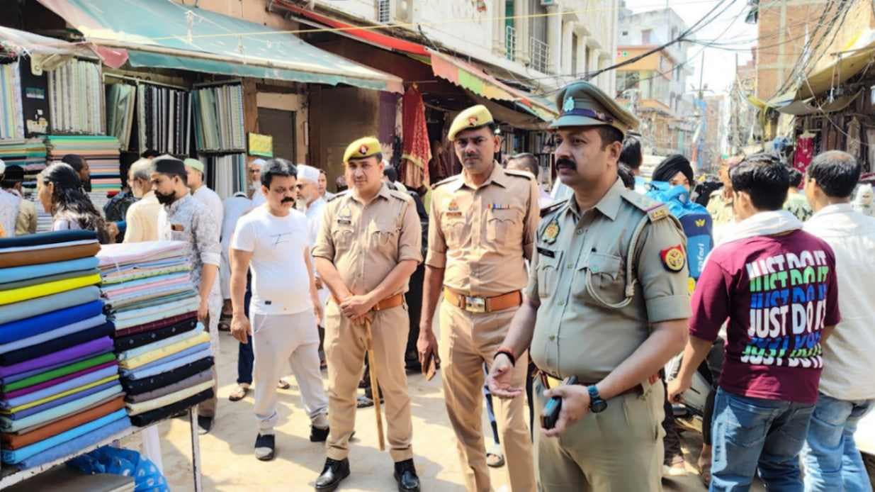अतिक्रमणकारियों के खिलाफ गरजी पुलिस, अब केस होगा दर्ज की चेतावनी देने संग कई वाहनों को किया सीज 

